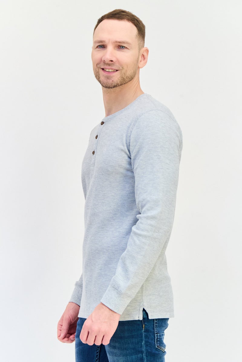 Chaps سويت شيرت طويل الأكمام للرجال بياقة هينلي مع شعار مطرز، رمادي فاتح - Image 2